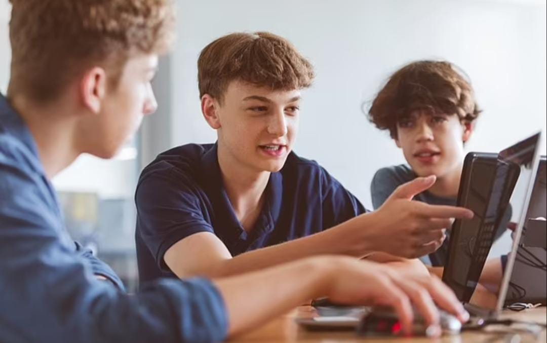 Gen Z’s Digital Hangout: Why Group Chats Are the New Cafés
