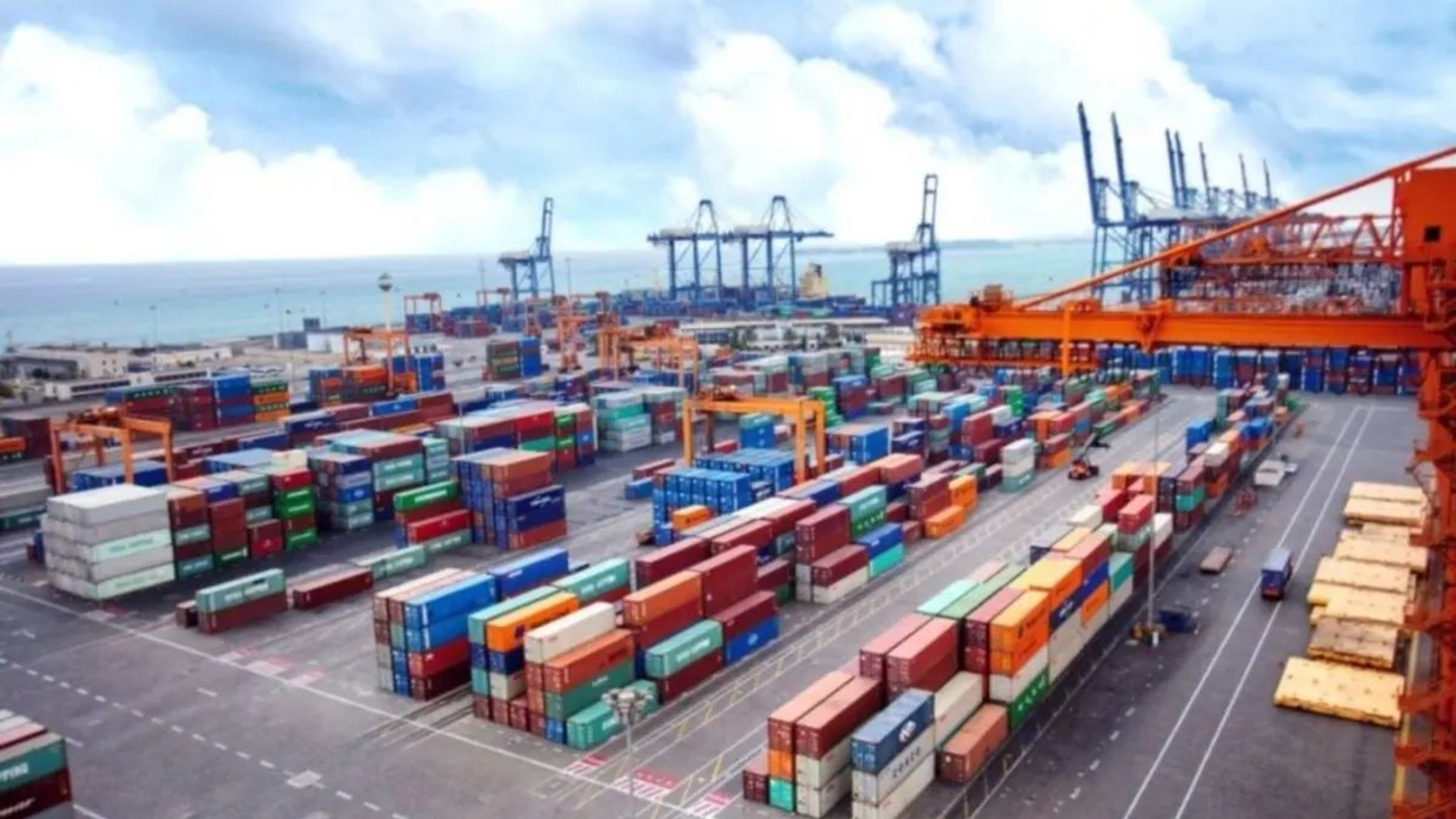 UAE Non-Oil Trade Surges 24% to Dh1.7T in 2025