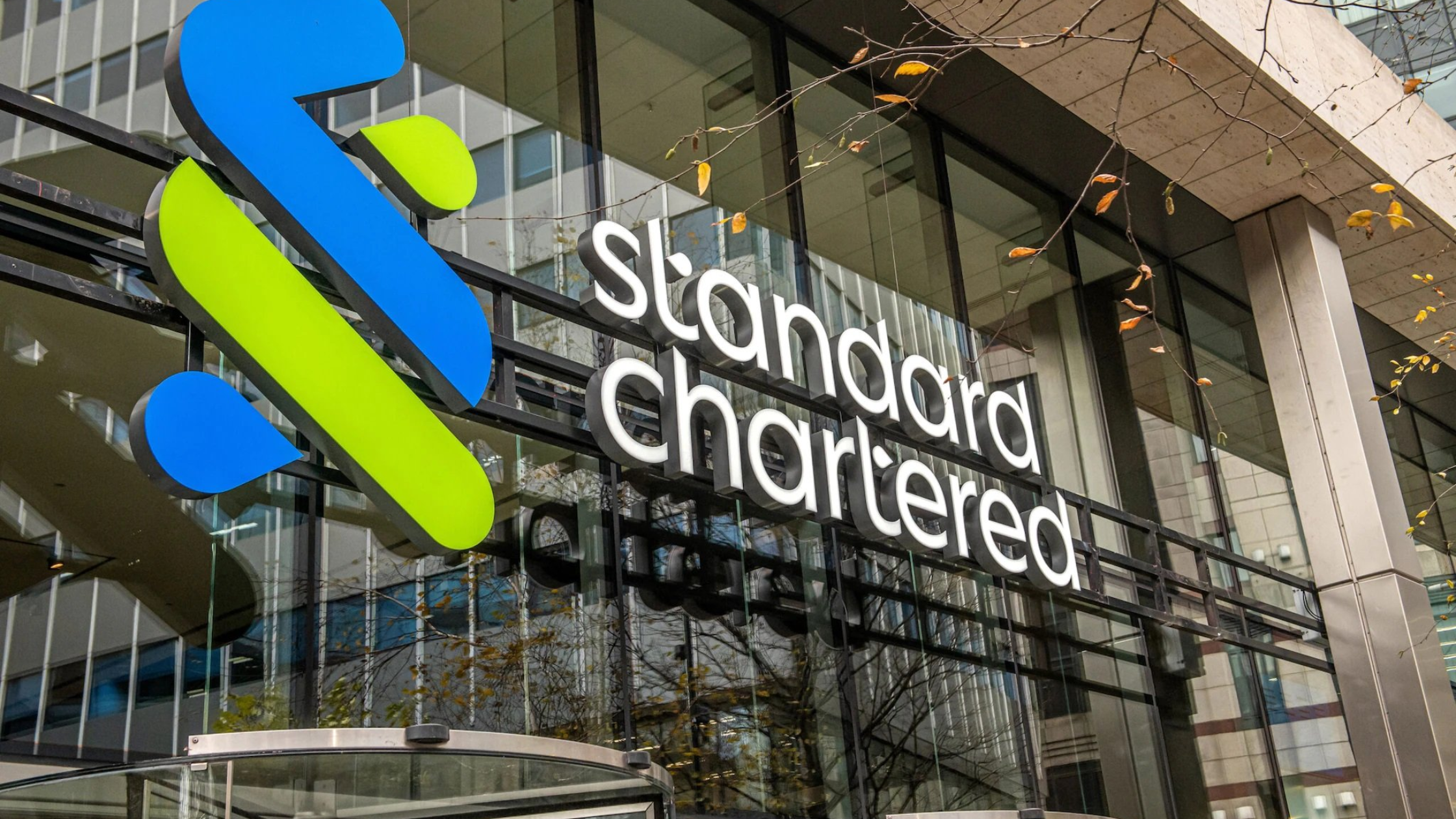 Standard Chartered Pioneers Bitcoin, Ether Trading for Institutions