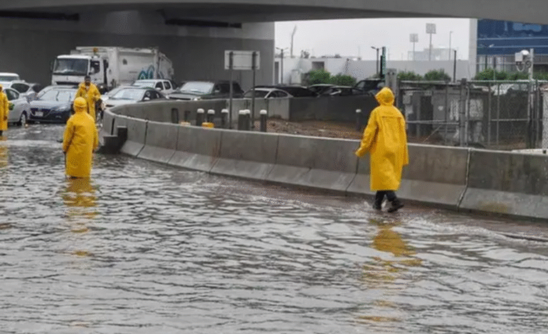 Saudi Arabia Civil Defense Warning: Thunderstorms and Flood Risks