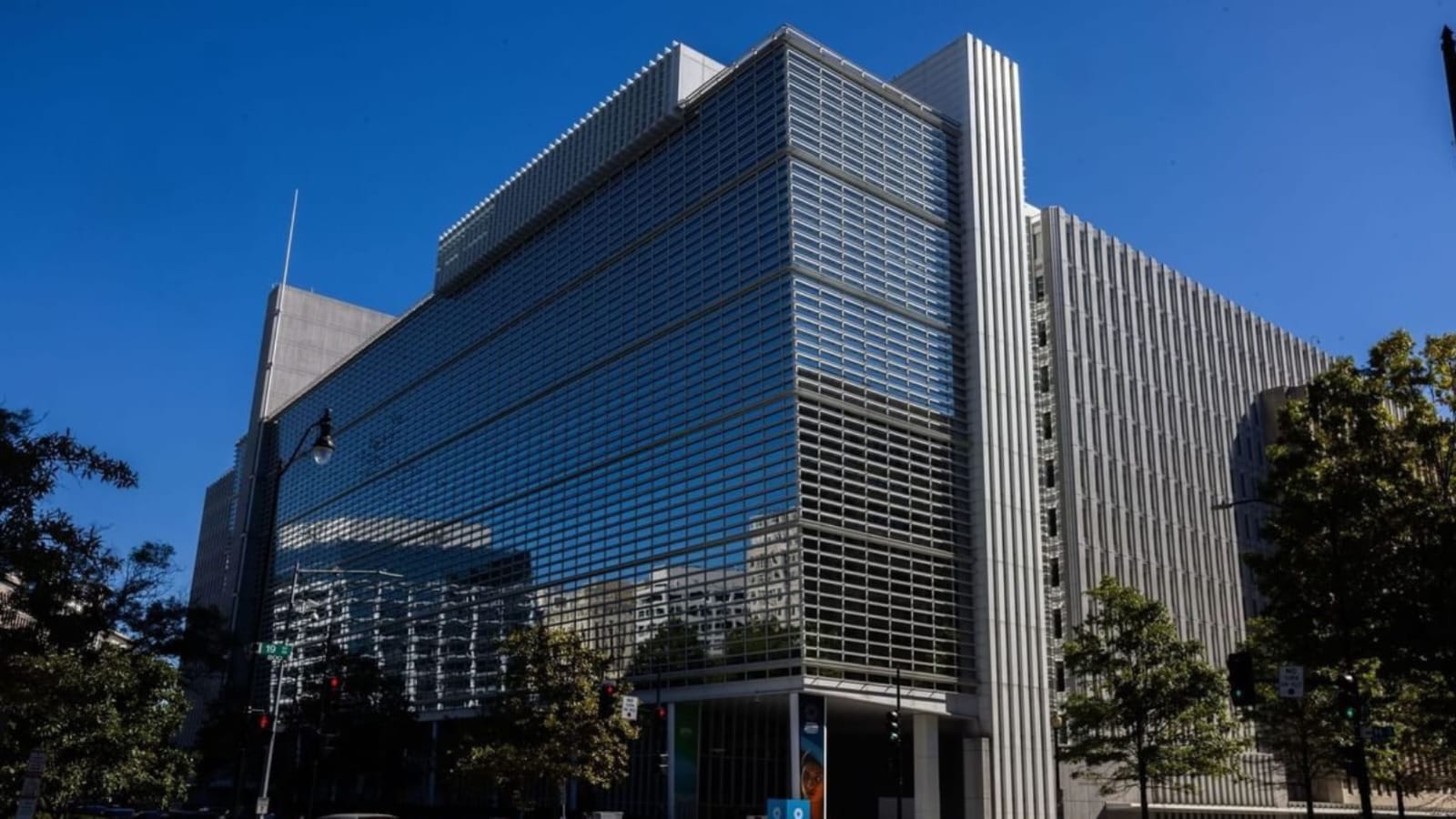 UAE Economy to Grow 4.8% in 2025, Says World Bank