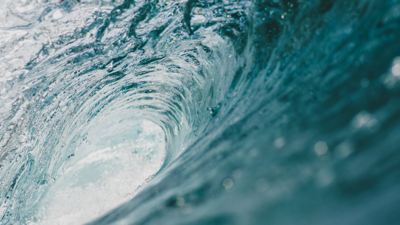 NCM Issues Alert as Seven Foot Waves Threaten UAE Coast